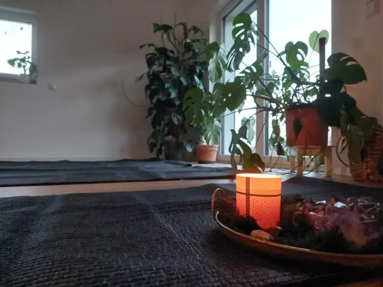 Der Bodenprogramm Trainingsraum mit Yogamatten bietet eine Wohlfühlatmosphäre und Geborgenheit